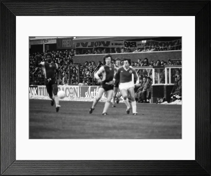 Framed Print : English League Division One match at Goodison Park. Everton 2 v Aston Villa 0