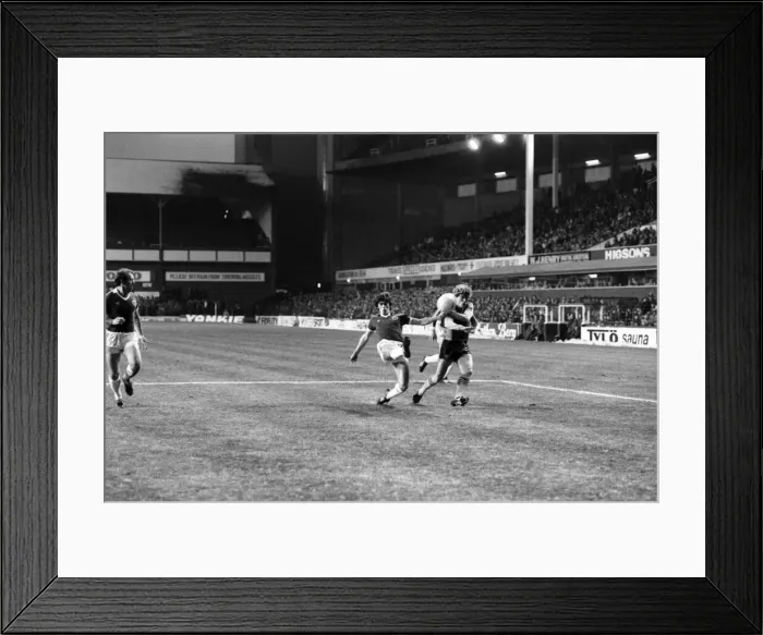 Framed Print : English League Division One match at Goodison Park. Everton 2 v Aston Villa 0 Framed Print : English League Division One match at Goodison Park. Everton 2 v Aston Villa 0