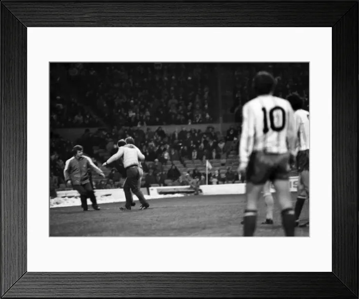 Framed Print : English League Division One match at Goodison Park. Everton 2 v Aston Villa 0 Framed Print : English League Division One match at Goodison Park. Everton 2 v Aston Villa 0