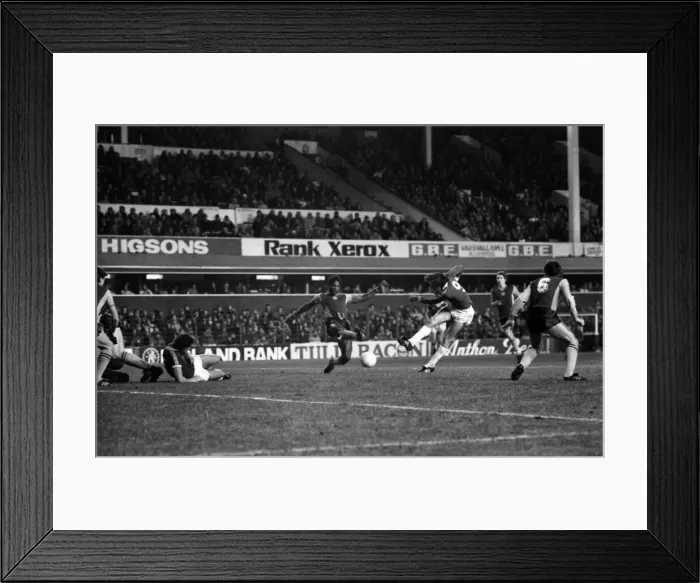 Framed Print : English League Division One match at Goodison Park. Everton 2 v Aston Villa 0 Framed Print : English League Division One match at Goodison Park. Everton 2 v Aston Villa 0