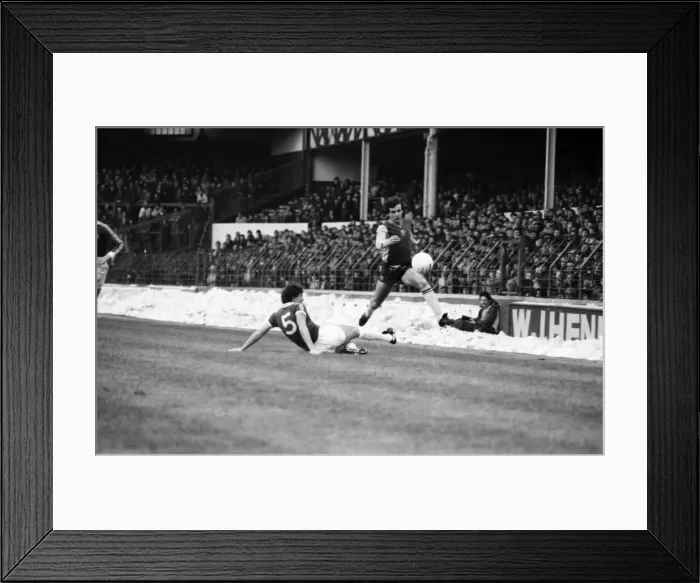 Framed Print : English League Division One match at Goodison Park. Everton 2 v Aston Villa 0 Framed Print : English League Division One match at Goodison Park. Everton 2 v Aston Villa 0