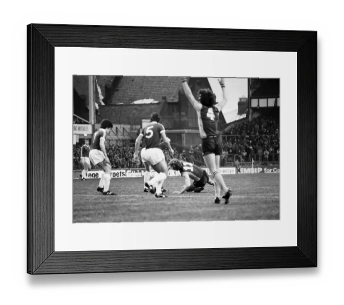 Framed Print : English League Division One match at Goodison Park. Everton 2 v Aston Villa 0 Framed Print : English League Division One match at Goodison Park. Everton 2 v Aston Villa 0