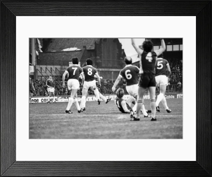 Framed Print : English League Division One match at Goodison Park. Everton 2 v Aston Villa 0 Framed Print : English League Division One match at Goodison Park. Everton 2 v Aston Villa 0