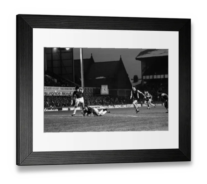Framed Print : English League Division One match at Goodison Park. Everton 2 v Aston Villa 0 Framed Print : English League Division One match at Goodison Park. Everton 2 v Aston Villa 0