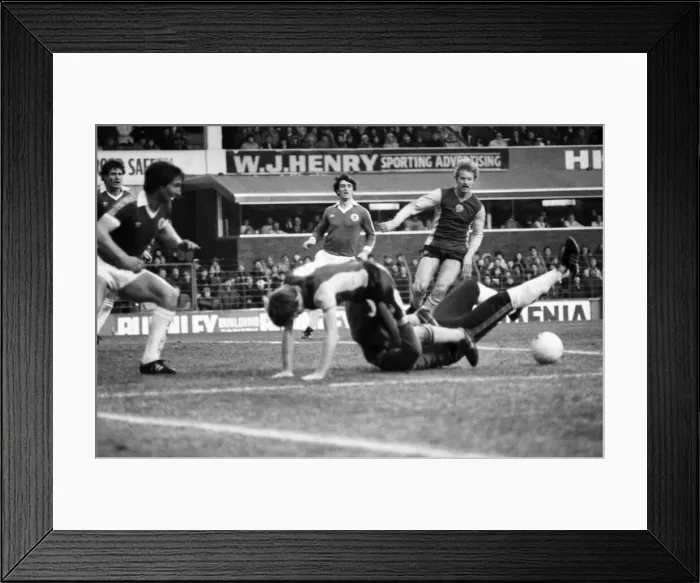 Framed Print : English League Division One match at Goodison Park. Everton 2 v Aston Villa 0