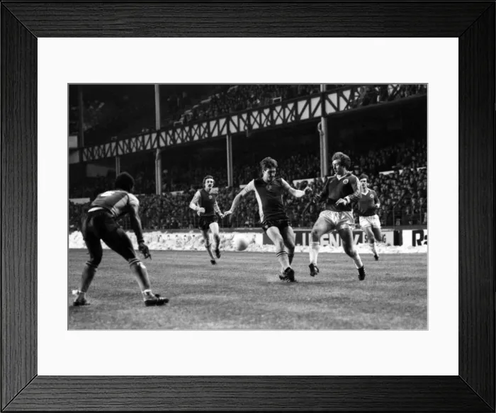Framed Print : English League Division One match at Goodison Park. Everton 2 v Aston Villa 0 Framed Print : English League Division One match at Goodison Park. Everton 2 v Aston Villa 0