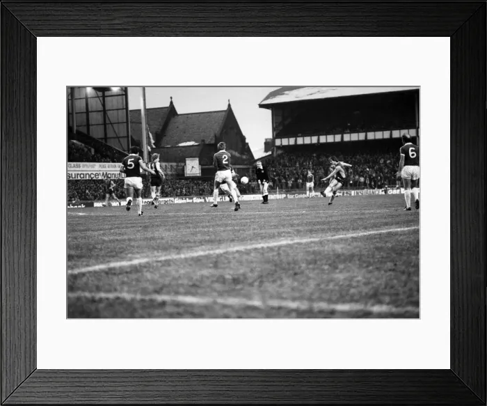 Framed Print : English League Division One match at Goodison Park. Everton 2 v Aston Villa 0 Framed Print : English League Division One match at Goodison Park. Everton 2 v Aston Villa 0