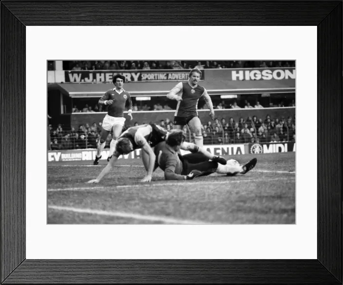 Framed Print : English League Division One match at Goodison Park. Everton 2 v Aston Villa 0 Framed Print : English League Division One match at Goodison Park. Everton 2 v Aston Villa 0