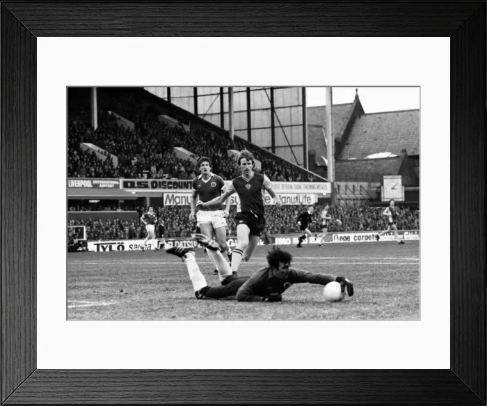 Framed Print : English League Division One match at Goodison Park. Everton 2 v Aston Villa 0