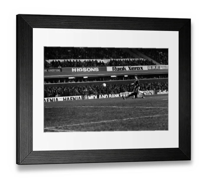 Framed Print : English League Division One match at Goodison Park. Everton 2 v Aston Villa 0 Framed Print : English League Division One match at Goodison Park. Everton 2 v Aston Villa 0