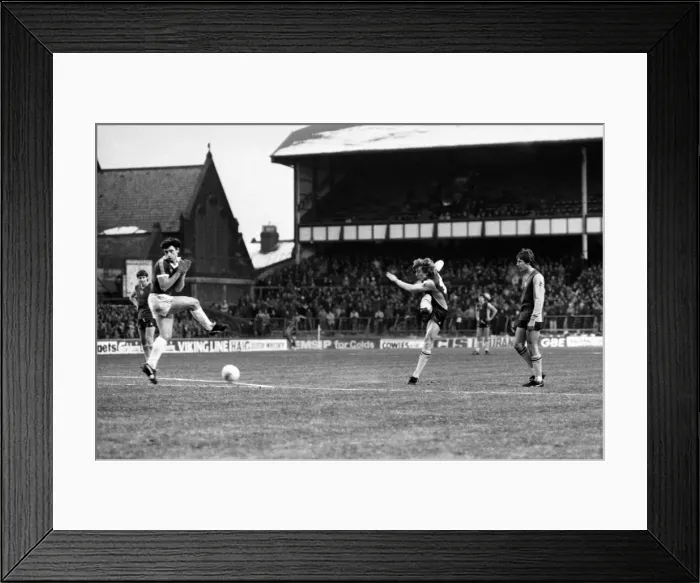Framed Print : English League Division One match at Goodison Park. Everton 2 v Aston Villa 0 Framed Print : English League Division One match at Goodison Park. Everton 2 v Aston Villa 0