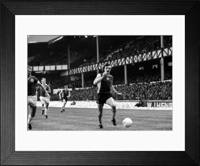 Framed Print : English League Division One match at Goodison Park. Everton 2 v Aston Villa 0 Framed Print : English League Division One match at Goodison Park. Everton 2 v Aston Villa 0