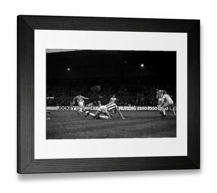 Framed Print : English League Division One match. Stoke City 1 v Leeds United 2