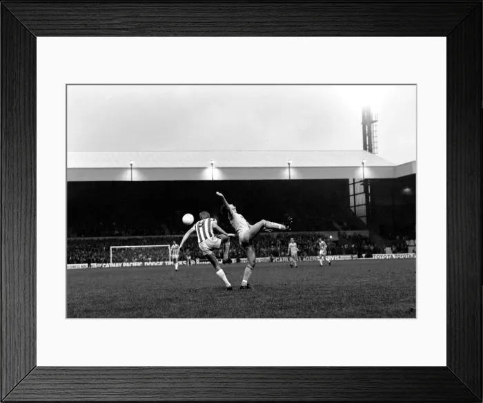 Framed Print : English League Division One match. Stoke City 1 v Leeds United 2