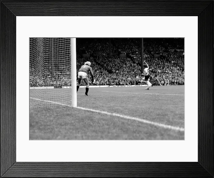 Framed Print : Manchester United 1 v. Swansea 0. Division 1 Football. September 1981 MF03-20-041 Framed Print : Manchester United 1 v. Swansea 0. Division 1 Football. September 1981 MF03-20-041