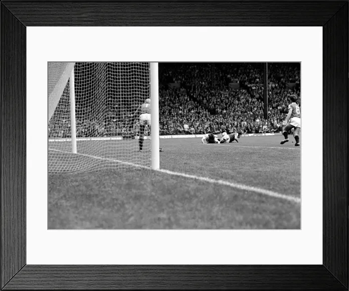 Framed Print : Manchester United 1 v. Swansea 0. Division 1 Football. September 1981 MF03-20-040 Framed Print : Manchester United 1 v. Swansea 0. Division 1 Football. September 1981 MF03-20-040