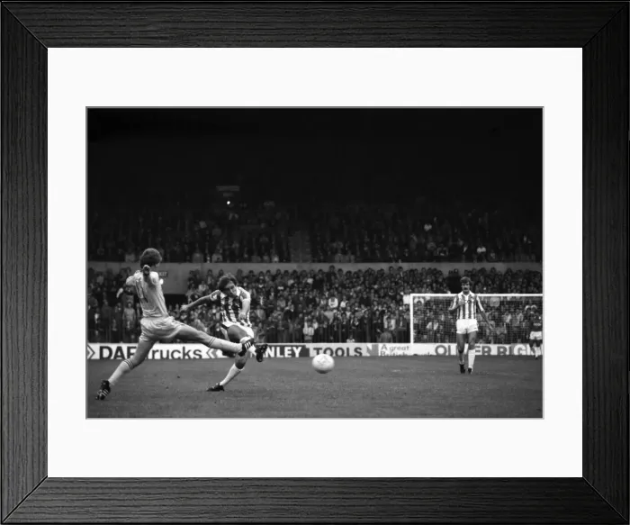 Framed Print : Stoke City 1 v. Nottingham Forest 2. Division one football September 1981 MF03-17-016 Framed Print : Stoke City 1 v. Nottingham Forest 2. Division one football September 1981 MF03-17-016