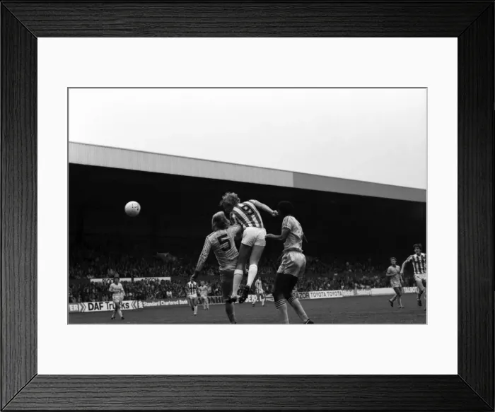 Framed Print : Stoke City 1 v. Nottingham Forest 2. Division one football September 1981 MF03-17-026 Framed Print : Stoke City 1 v. Nottingham Forest 2. Division one football September 1981 MF03-17-026