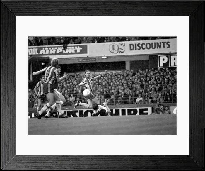 Framed Print : Everton 1 v. West Bromwich Albion 0. Division one football September 1981 MF03-18-025 Framed Print : Everton 1 v. West Bromwich Albion 0. Division one football September 1981 MF03-18-025