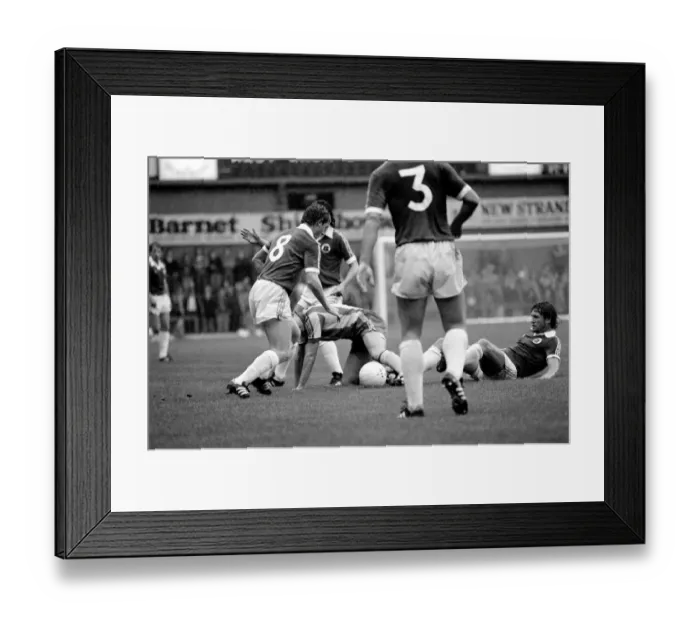 Framed Print : Everton 1 v. West Bromwich Albion 0. Division one football September 1981 MF03-18-012
