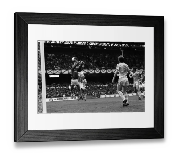 Framed Print : Everton 1 v. Brighton and Hove Albion 1. Division one Football