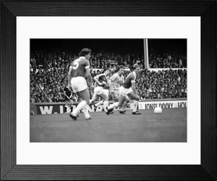 Framed Print : Everton 1 v. Brighton and Hove Albion 1. Division one Football Framed Print : Everton 1 v. Brighton and Hove Albion 1. Division one Football