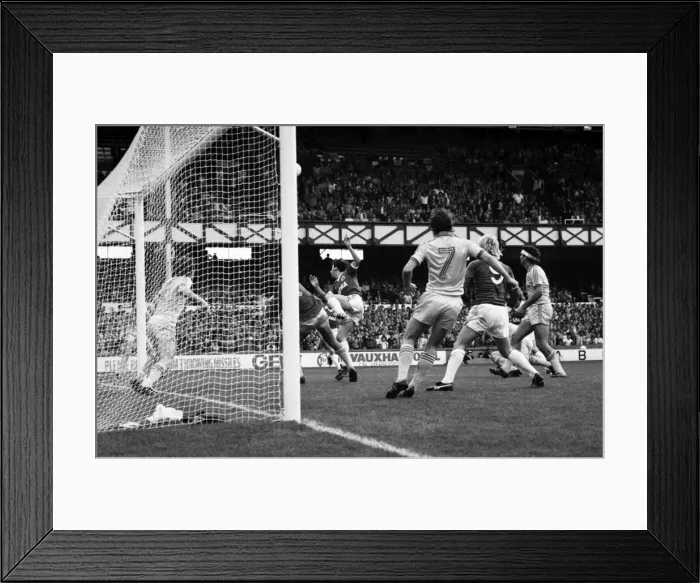 Framed Print : Everton 1 v. Brighton and Hove Albion 1. Division one Football