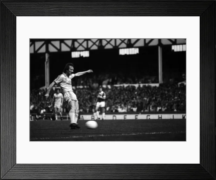 Framed Print : Everton 1 v. Brighton and Hove Albion 1. Division one Football