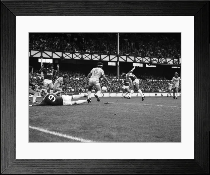 Framed Print : Everton 1 v. Brighton and Hove Albion 1. Division one Football Framed Print : Everton 1 v. Brighton and Hove Albion 1. Division one Football