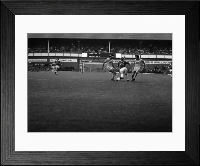 Framed Print : Everton 1 v. Brighton and Hove Albion 1. Division one Football