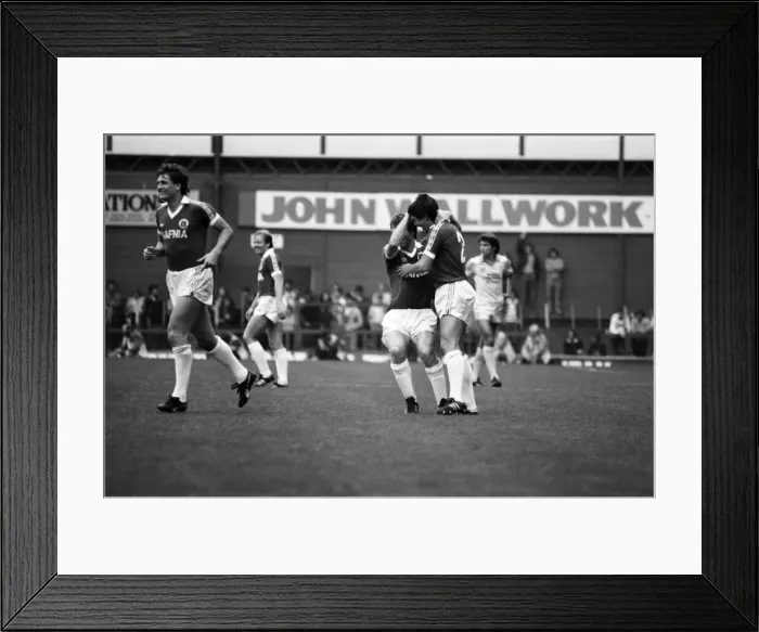 Framed Print : Everton 1 v. Brighton and Hove Albion 1. Division one Football Framed Print : Everton 1 v. Brighton and Hove Albion 1. Division one Football