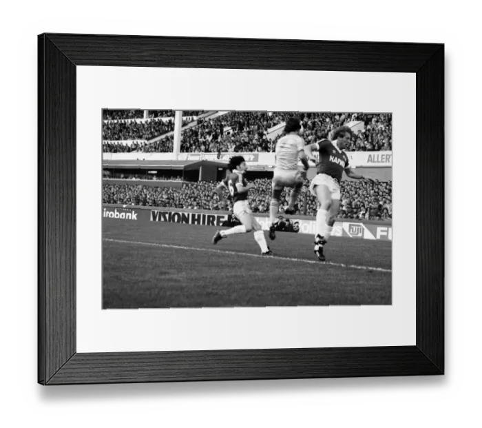 Framed Print : Everton 1 v. Brighton and Hove Albion 1. Division one Football Framed Print : Everton 1 v. Brighton and Hove Albion 1. Division one Football