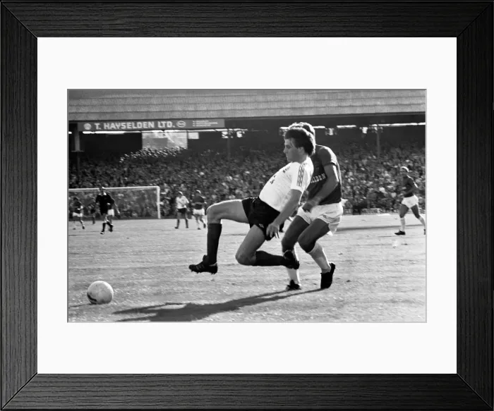Framed Print : Barnsley 3 v. Bolton 0. September 1981 MF03-08-034