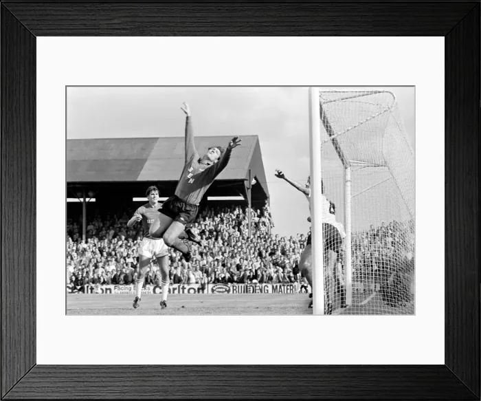 Framed Print : Barnsley 3 v. Bolton 0. September 1981 MF03-08-095