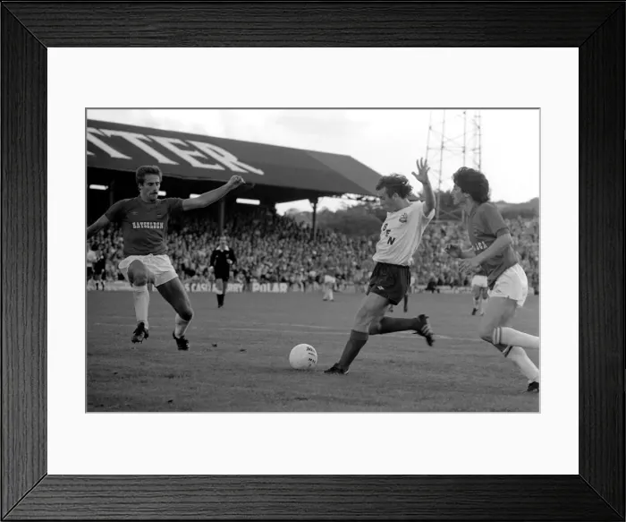 Framed Print : Barnsley 3 v. Bolton 0. September 1981 MF03-08-031 Framed Print : Barnsley 3 v. Bolton 0. September 1981 MF03-08-031