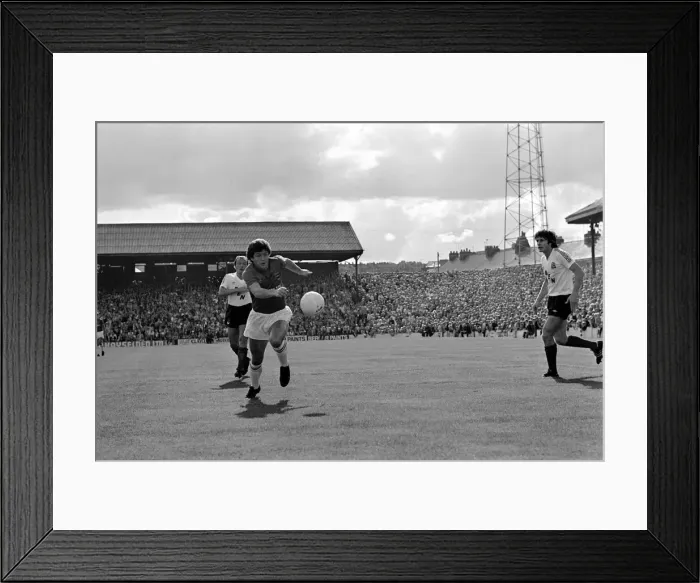 Framed Print : Barnsley 3 v. Bolton 0. September 1981 MF03-08-061
