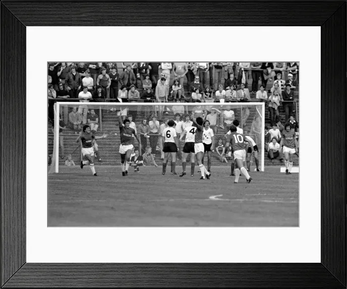 Framed Print : Barnsley 3 v. Bolton 0. September 1981 MF03-08-018 Framed Print : Barnsley 3 v. Bolton 0. September 1981 MF03-08-018