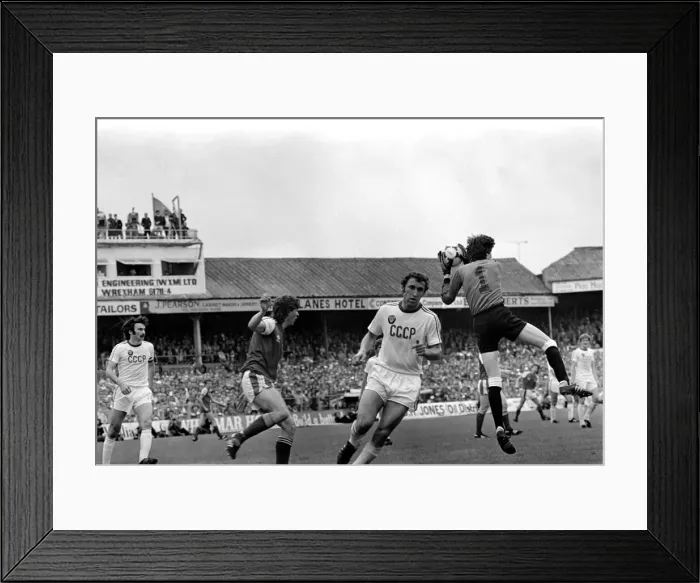 Framed Print : Wales 0 v. U. S. S. R 0. June 1981 MF02-32-045 Framed Print : Wales 0 v. U. S. S. R 0. June 1981 MF02-32-045