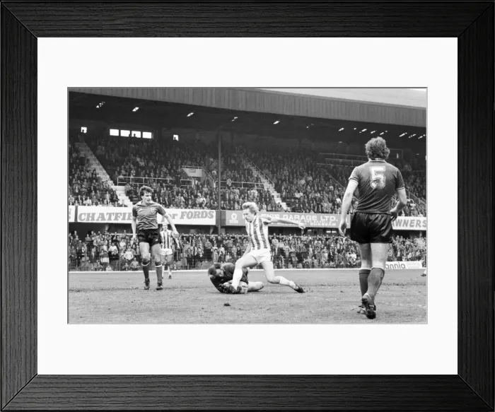 Framed Print : Stoke City 2 v. Sunderland 0. Division One Football. April 1981 MF02-18-105 Framed Print : Stoke City 2 v. Sunderland 0. Division One Football. April 1981 MF02-18-105
