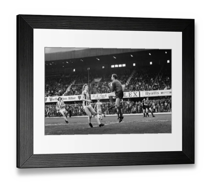 Framed Print : Stoke City 2 v. Sunderland 0. Division One Football. April 1981 MF02-18-079 Framed Print : Stoke City 2 v. Sunderland 0. Division One Football. April 1981 MF02-18-079