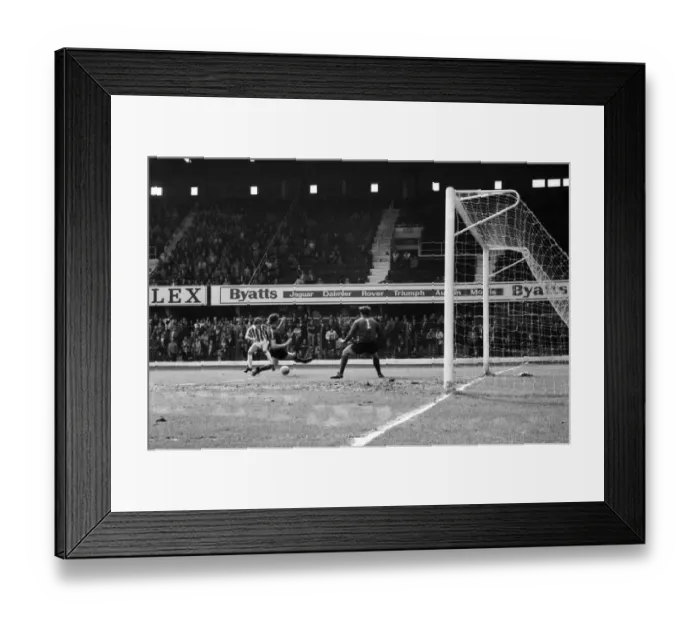 Framed Print : Stoke City 2 v. Sunderland 0. Division One Football. April 1981 MF02-18-088 Framed Print : Stoke City 2 v. Sunderland 0. Division One Football. April 1981 MF02-18-088