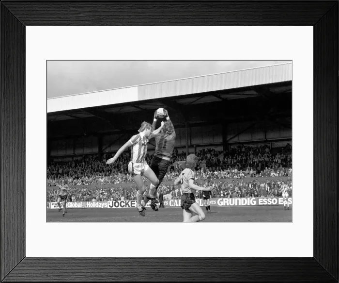 Framed Print : Stoke City 2 v. Wolverhampton Wanderers 1. Division 1 Football. April 1982 MF06-40-062 Framed Print : Stoke City 2 v. Wolverhampton Wanderers 1. Division 1 Football. April 1982 MF06-40-062
