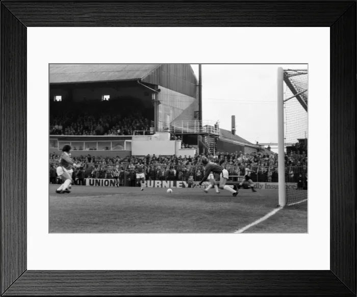 Framed Print : Oldham 2 v. Newcastle United 2. Division 2 Football October 1982 MF08-02-001