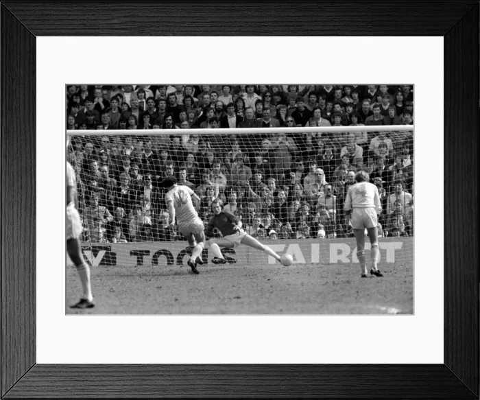 Framed Print : Stoke 2 v. Notts. County 2. Division 1 Football. May 1982 MF07-06-020 Framed Print : Stoke 2 v. Notts. County 2. Division 1 Football. May 1982 MF07-06-020