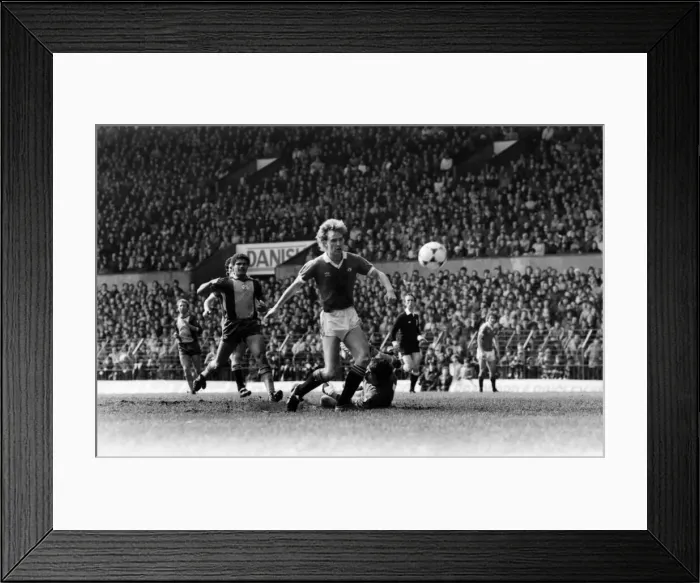 Framed Print : Manchester United v. Southampton. May 1982 MF07-10-043