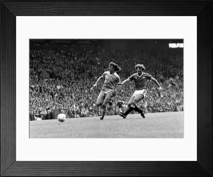 Framed Print : Manchester United 1 v. Stoke 0. October 1982 MF08-01-032 Framed Print : Manchester United 1 v. Stoke 0. October 1982 MF08-01-032