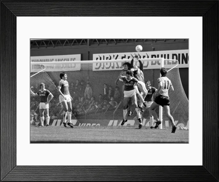 Framed Print : Everton 1 v. Wolverhampton Wanderers 1. May 1982 MF07-04-061 Framed Print : Everton 1 v. Wolverhampton Wanderers 1. May 1982 MF07-04-061