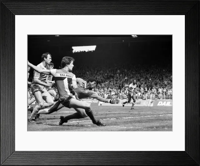 Framed Print : Manchester City 1 v. Coventry 3. May 1982 MF07-05-106 Framed Print : Manchester City 1 v. Coventry 3. May 1982 MF07-05-106