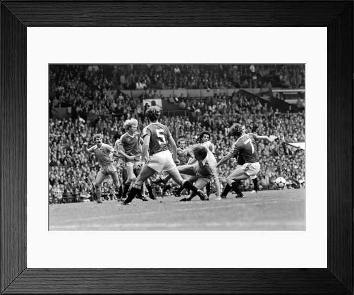 Framed Print : Manchester United 1 v. Stoke 0. October 1982 MF08-01-017 Framed Print : Manchester United 1 v. Stoke 0. October 1982 MF08-01-017