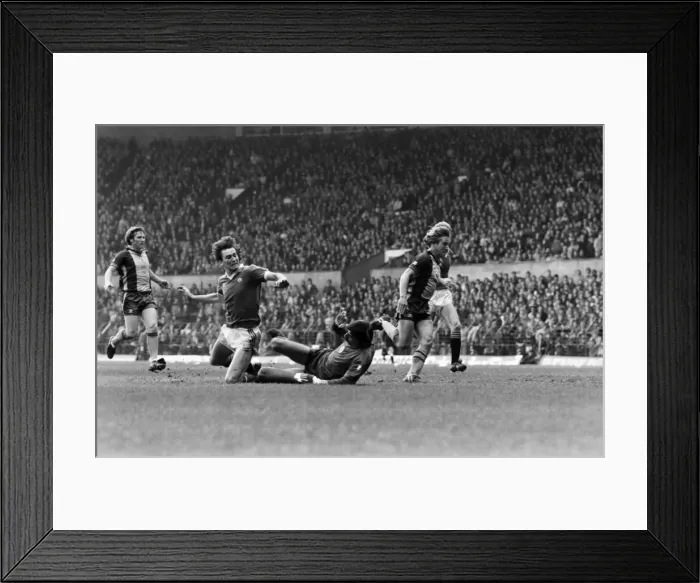 Framed Print : Manchester United v. Southampton. May 1982 MF07-10-061 Framed Print : Manchester United v. Southampton. May 1982 MF07-10-061